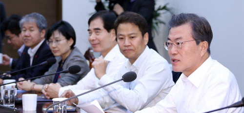 수석보좌관회의 주재하는 문 대통령