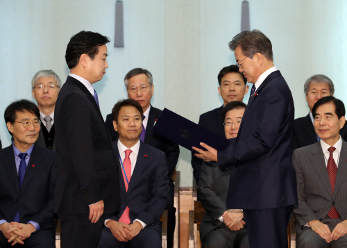 홍종학 중소벤처기업부 장관에게 임명장 수여