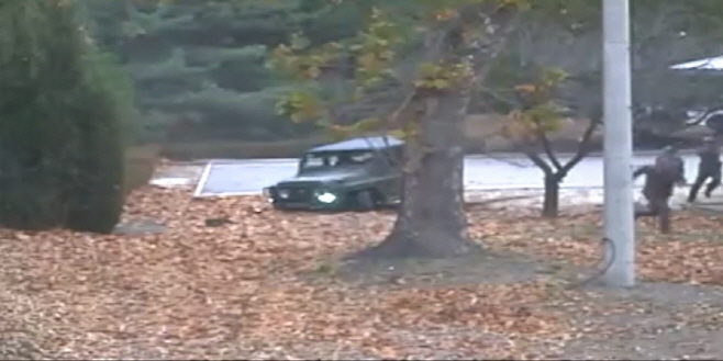 자유를 향해 총격 당하며 달리는 북한 병사<YONHAP NO-2177>