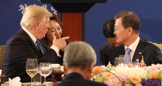 '한미 정상' 밝은 대화<YONHAP NO-5351>