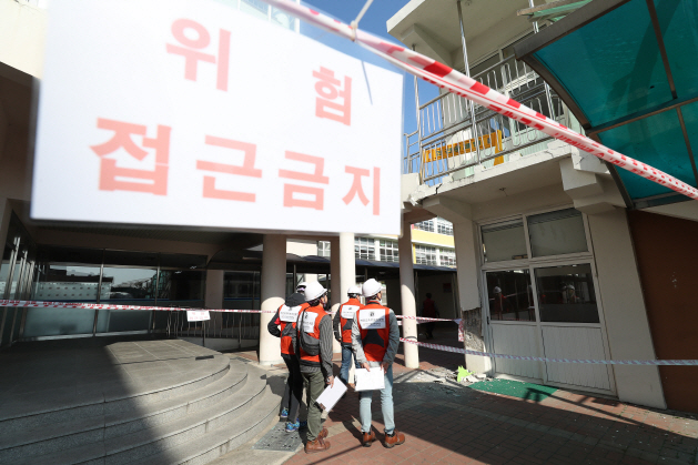 지진 피해 건물 살펴보는 건축전문가들<YONHAP NO-2933>