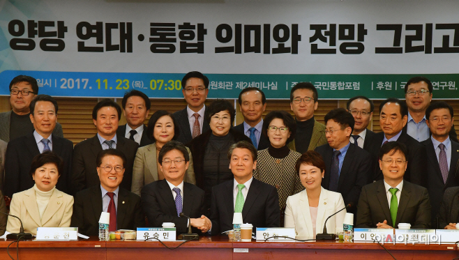 [포토] 안철수-유승민 '국민-바른...통합의 악수?'