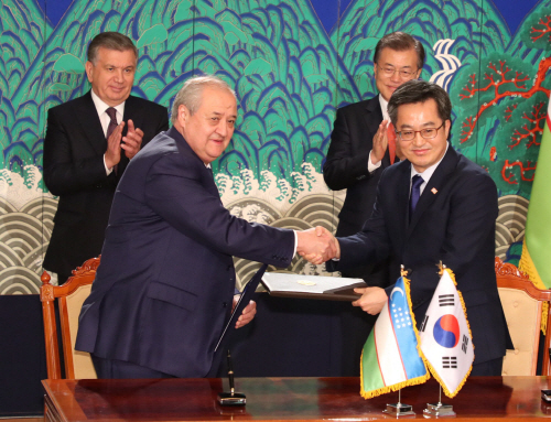 대외경제협력기금(EDCF) 협정서 교환하는 '한-우즈베크' 부총리