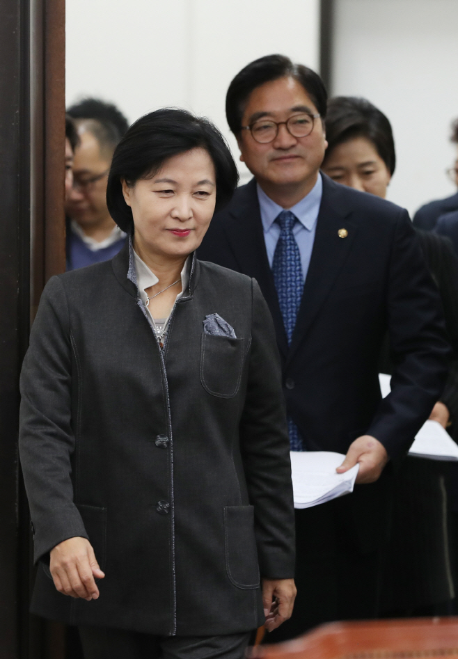 최고위원회의 입장하는 추미애 대표