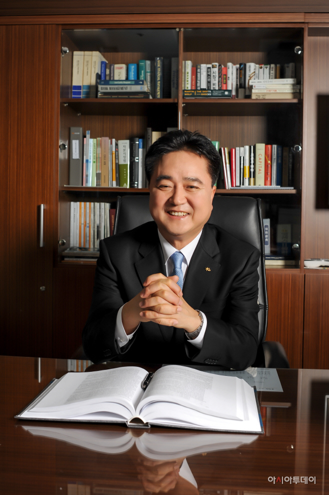 신용길대표이사 프로필사진2