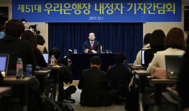 질문 경청하는 손태승 내정자<YONHAP NO-2564>