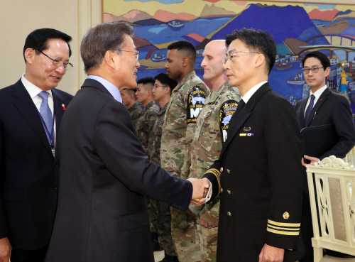 문 대통령, 해군정복 입은 이국종 교수와 인사