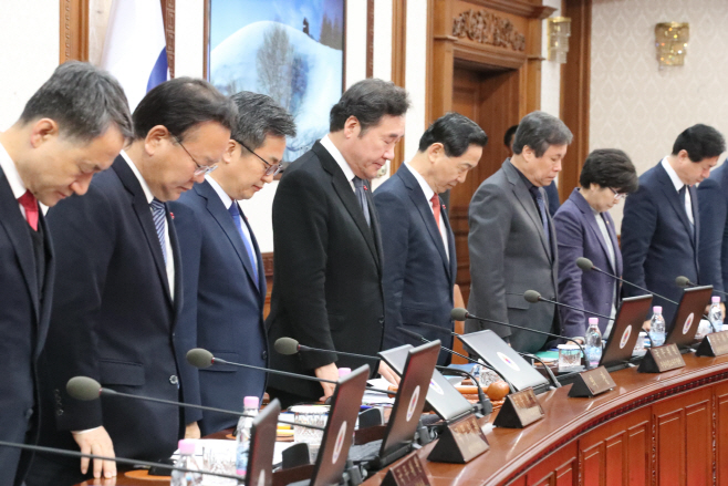 국무회의서 묵념하는 이낙연 총리와 국무위원들