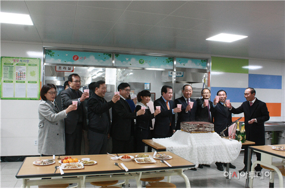 “이제 쾌적한 공간에서 맛있는 급식을 먹을 수 있어 행복해요!