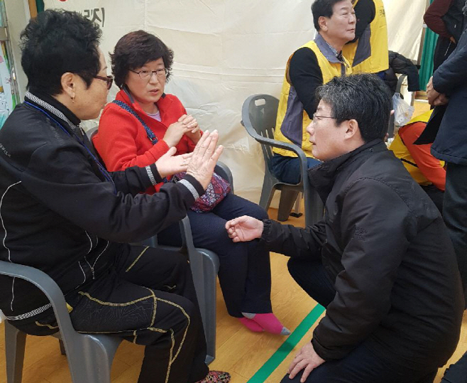 이재민 위로하는 유승민