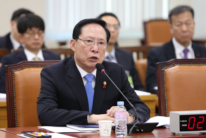 답변하는 송영무 국방부 장관