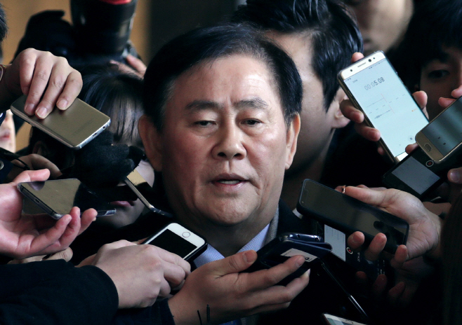 최경환, 세 번 불응 끝 검찰 출석