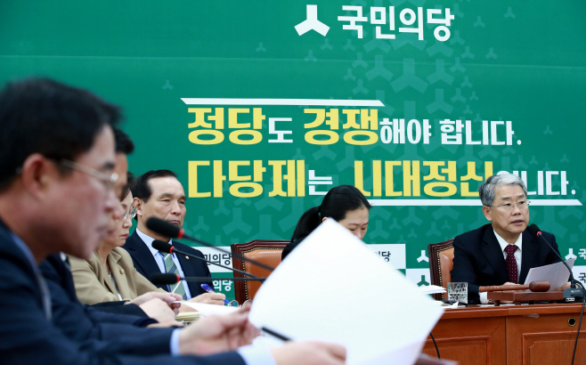 발언하는 김동철 원내대표