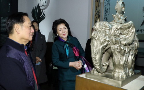 한메이린 '길상상' 살펴보는 김정숙 여사