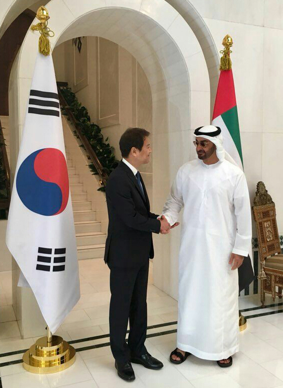 대통령 특사로 UAE 왕세제 만난 임종석 비서실장