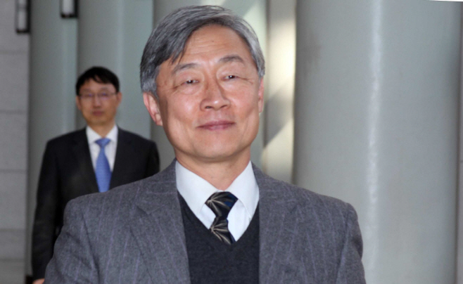 사무실 나서는 최재형 감사원장 내정자