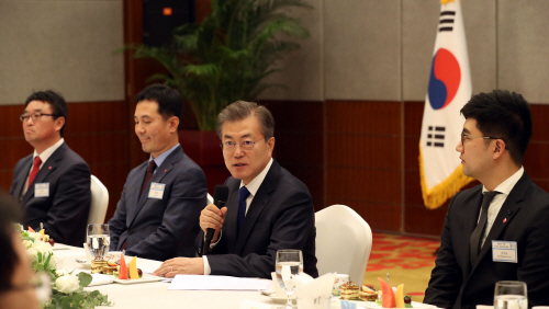 문 대통령, 재충칭-쓰촨 한국인 대표와 환담