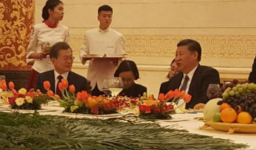 국빈만찬에서 대화하는 문 대통령과 시진핑 주석