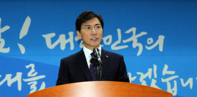 기자회견 하는 안희정 충남도지사