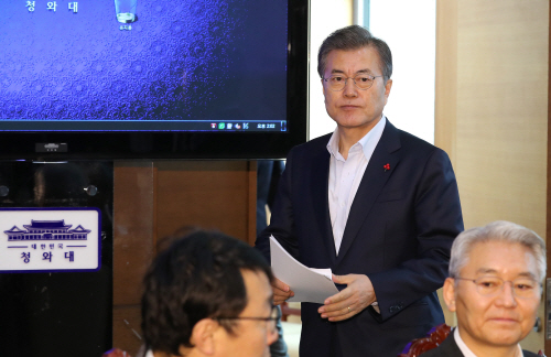 수석보좌관회의 입장하는 문 대통령