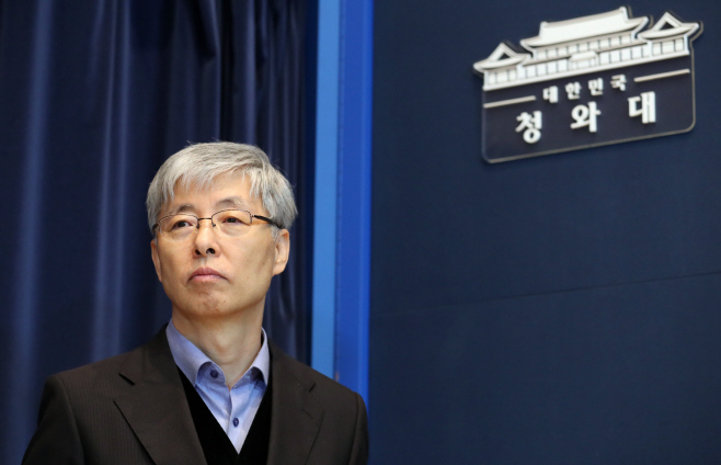 브리핑 경청하는 김현철