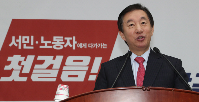 인사말하는 김성태 원내대표