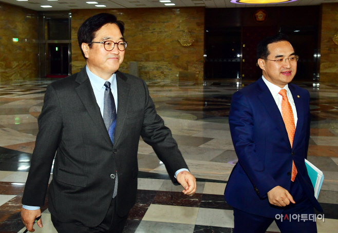 [포토] 비공개 의총 참석하는 우원식-박홍근
