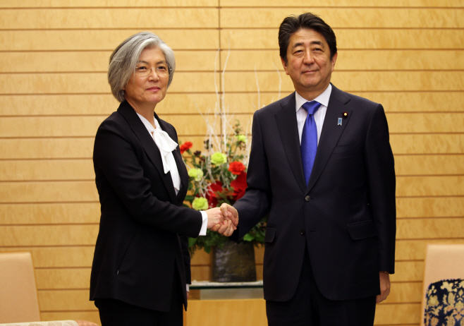 일본 아베 총리와 악수하는 강경화 장관<YONHAP NO-3763>