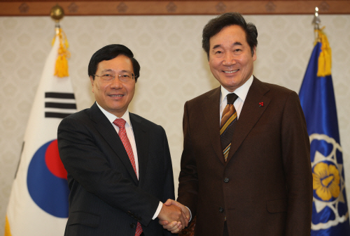 베트남 부총리와 악수하는 이낙연 총리