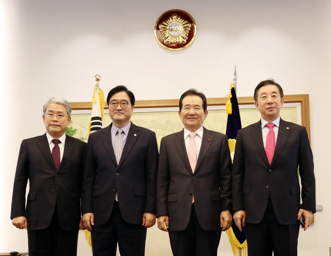 포즈 취하는 정 의장-여야3당 원내대표