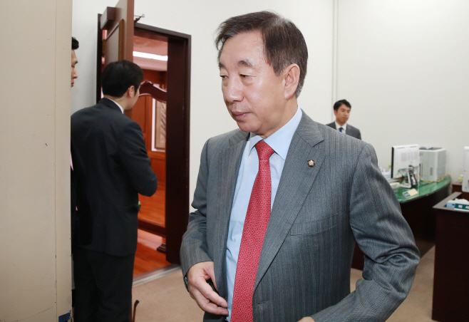 개헌특위 연장 난항? 의장실 나서는 김성태 원내대표