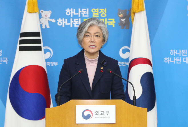 언론 브리핑하는 강경화 장관<YONHAP NO-0602>