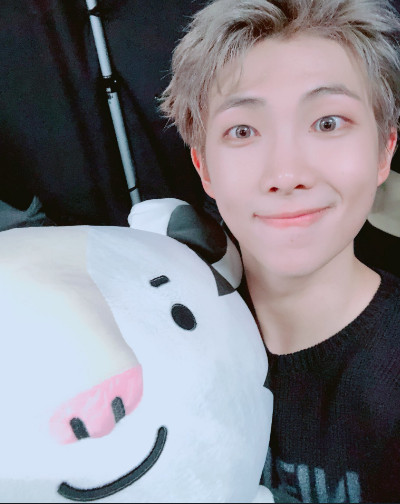 BTS‘ RM takes a picture with Pyeongchang 2018 mascot