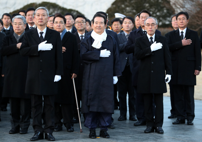 정세균 의장, 새해 첫날 현충원 참배