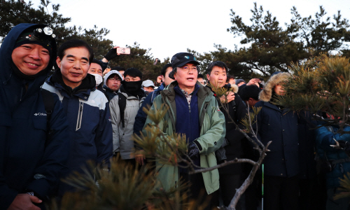 문 대통령, '2018 시작, 북한산에서 의인들과'