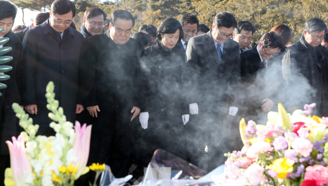 민주당, 노무현 전 대통령 묘역 참배