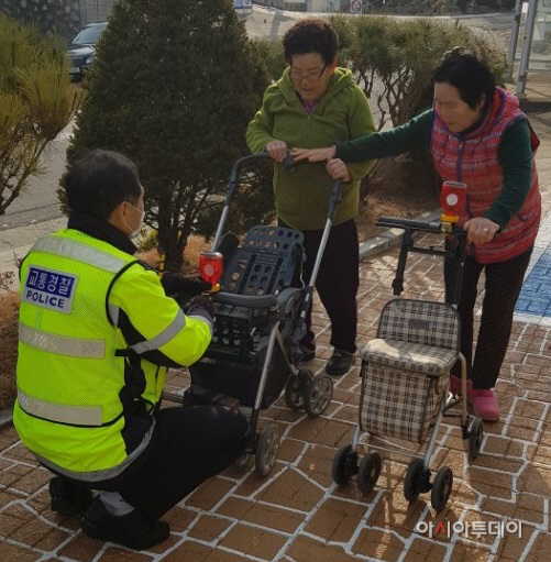 어르신 교통사고 예방을 위한 쏠라경광등 부착