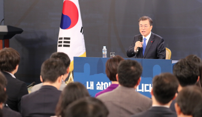 질문에 답하는 문 대통령