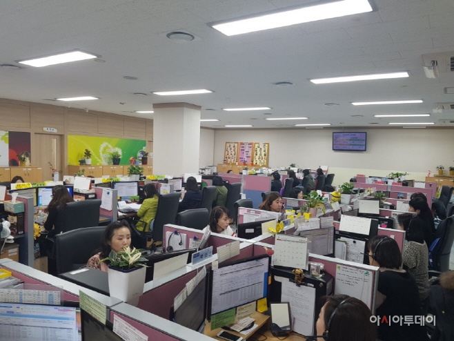수원시 휴먼콜센터 상담사례집 발간...상담사 喜悲哀歡 담아 - 아시아투데이 수원시 휴먼콜센터 상담사례집 발간...상담사 喜悲哀歡 담아 - 아시아투데이