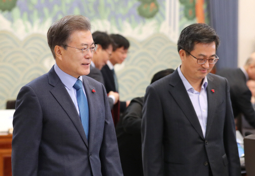 문 대통령과 경제부총리