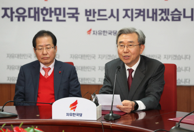 발언하는 이용구 조강특위 위원장