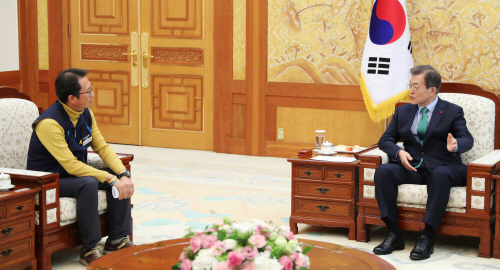 민주노총 위원장과 환담하는 문 대통령