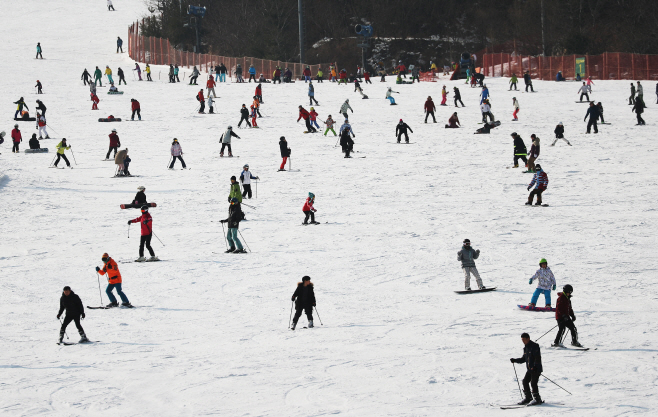포근한 주말 붐비는 스키장