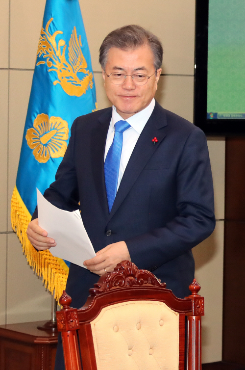 수석보좌관회의 입장하는 문 대통령