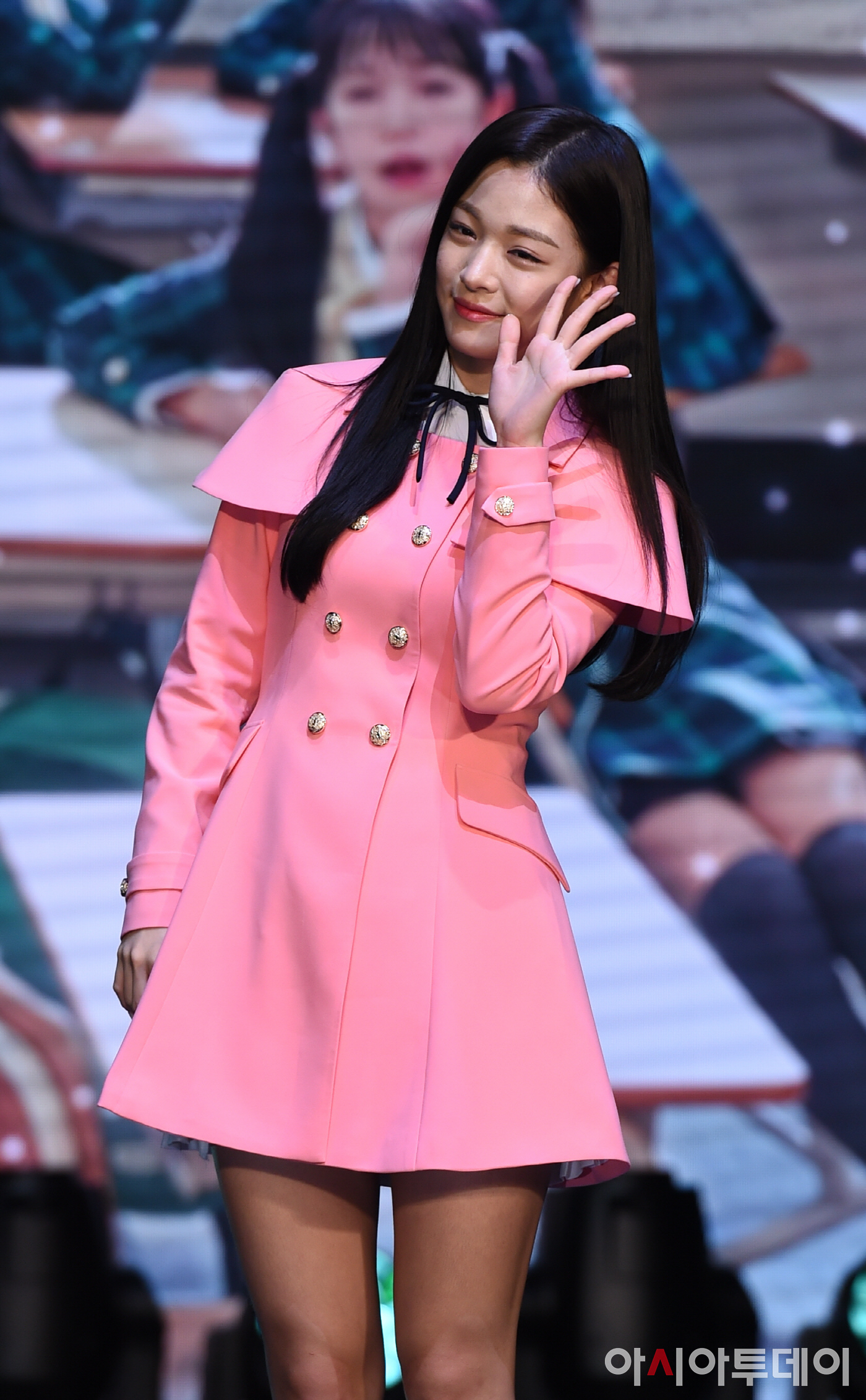[포토]프로미스나인 이채영 ‘깜찍한 손인사’ - 아시아투데이