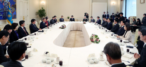 더불어민주당 원내지도부 만난 문 대통령