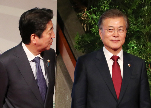 문 대통령 바라보는 아베 일본 총리