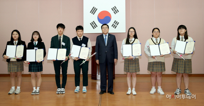 태안군사랑장학회 장학증서 수여식 모습