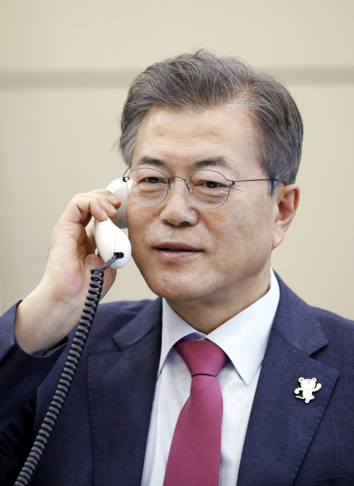 문 대통령, 미르지요예프 우즈베키스탄 대통령과 전화 통화