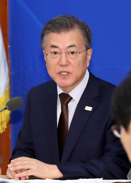 청년일자리 점검회의 주재하는 문 대통령
